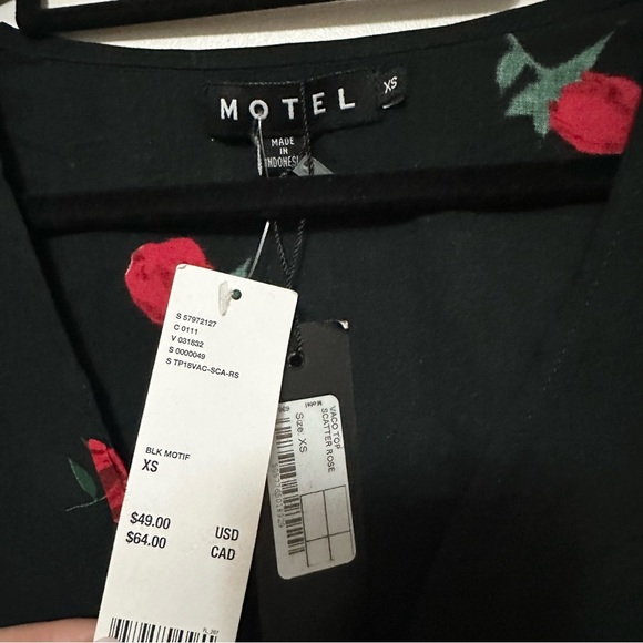 NWT Motel Scatter Rose Vaco Blouse Scattered Rose XS - Picture 5 of 5